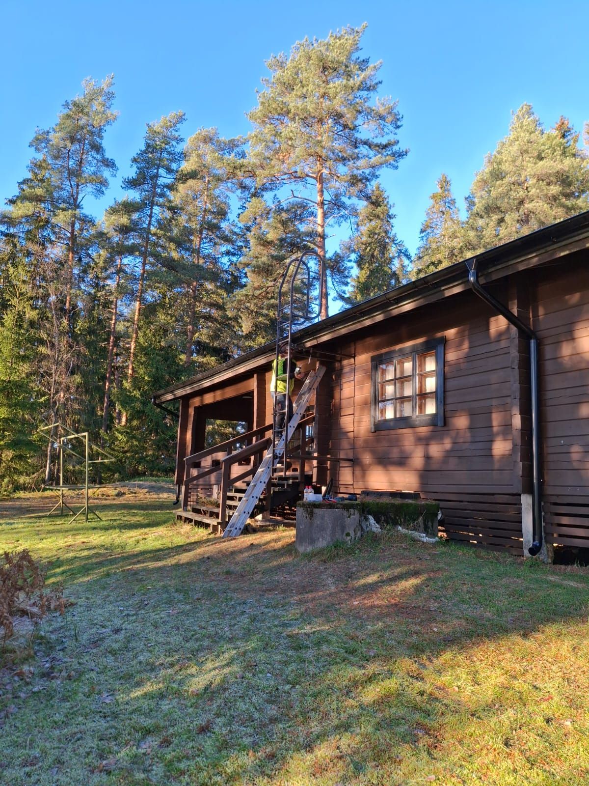 Sadevesijärjestelmien ja räystäskourujen asennus sekä huolto Salon seudulla – tiiviit ja toimivat ratkaisut kotiisi.