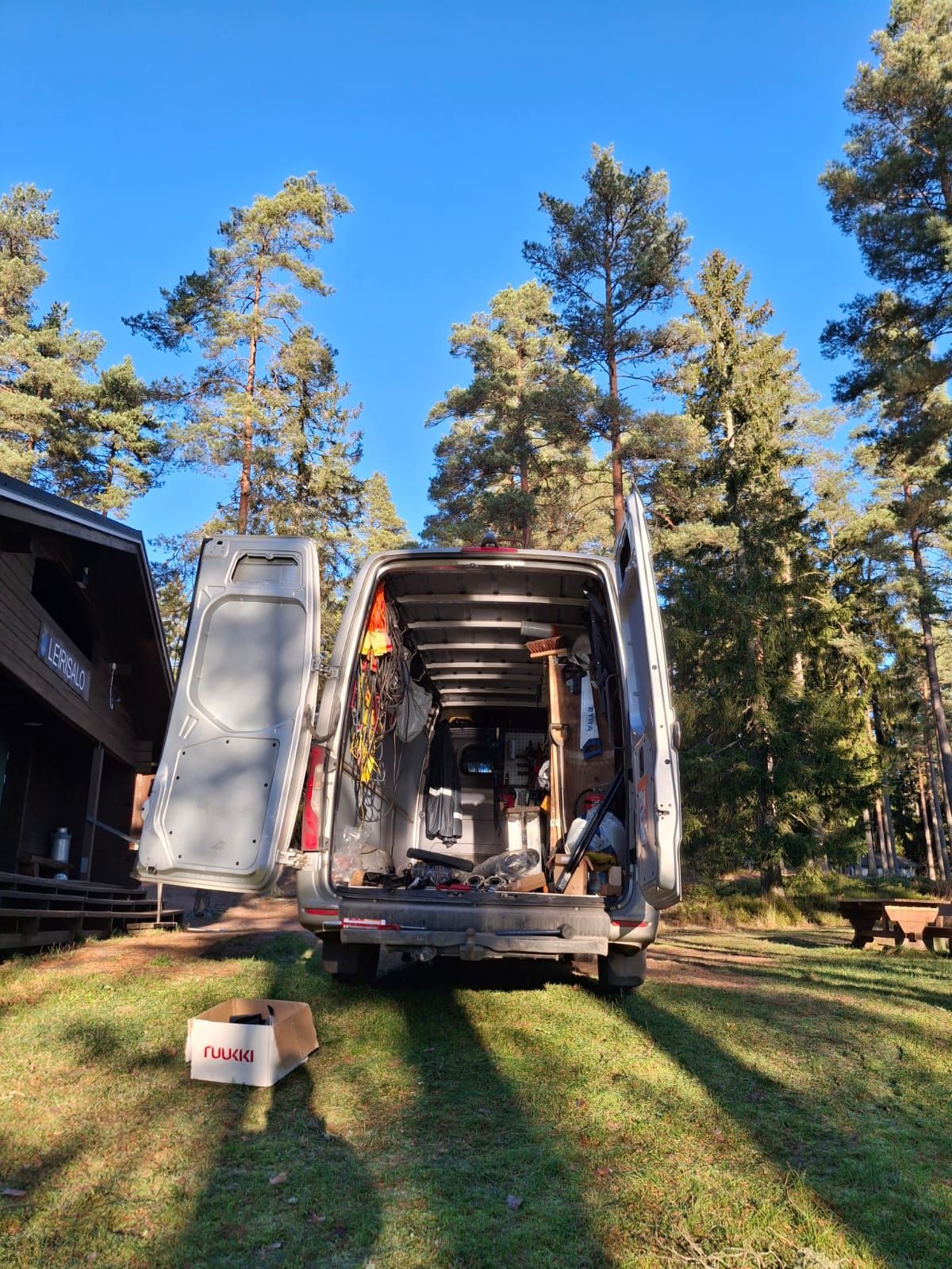 Halikon Rakennuspelti Oy:n ammattilaiset valmiina palvelemaan – pelti- ja ilmanvaihtotyöt paikalliselta asiantuntijalta.