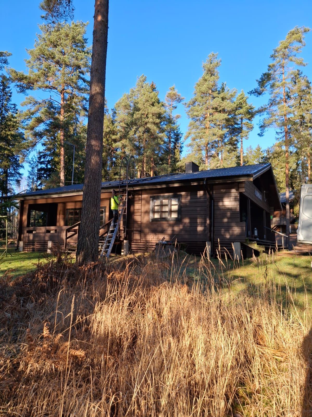 Lumiesteiden asennus ja kattoturvan parantaminen pientaloissa ja rivitaloissa Salon ja Halikon alueella.