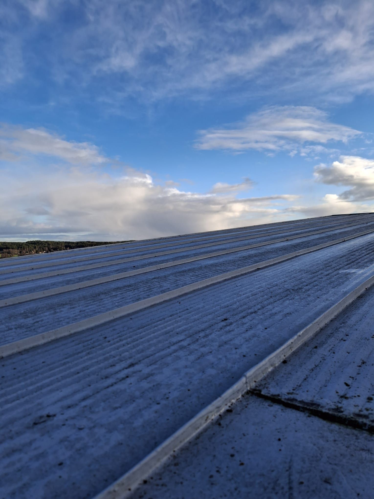 Konesaumakaton viimeistely ja tarkastus – luotettavaa kattopalvelua Halikossa.