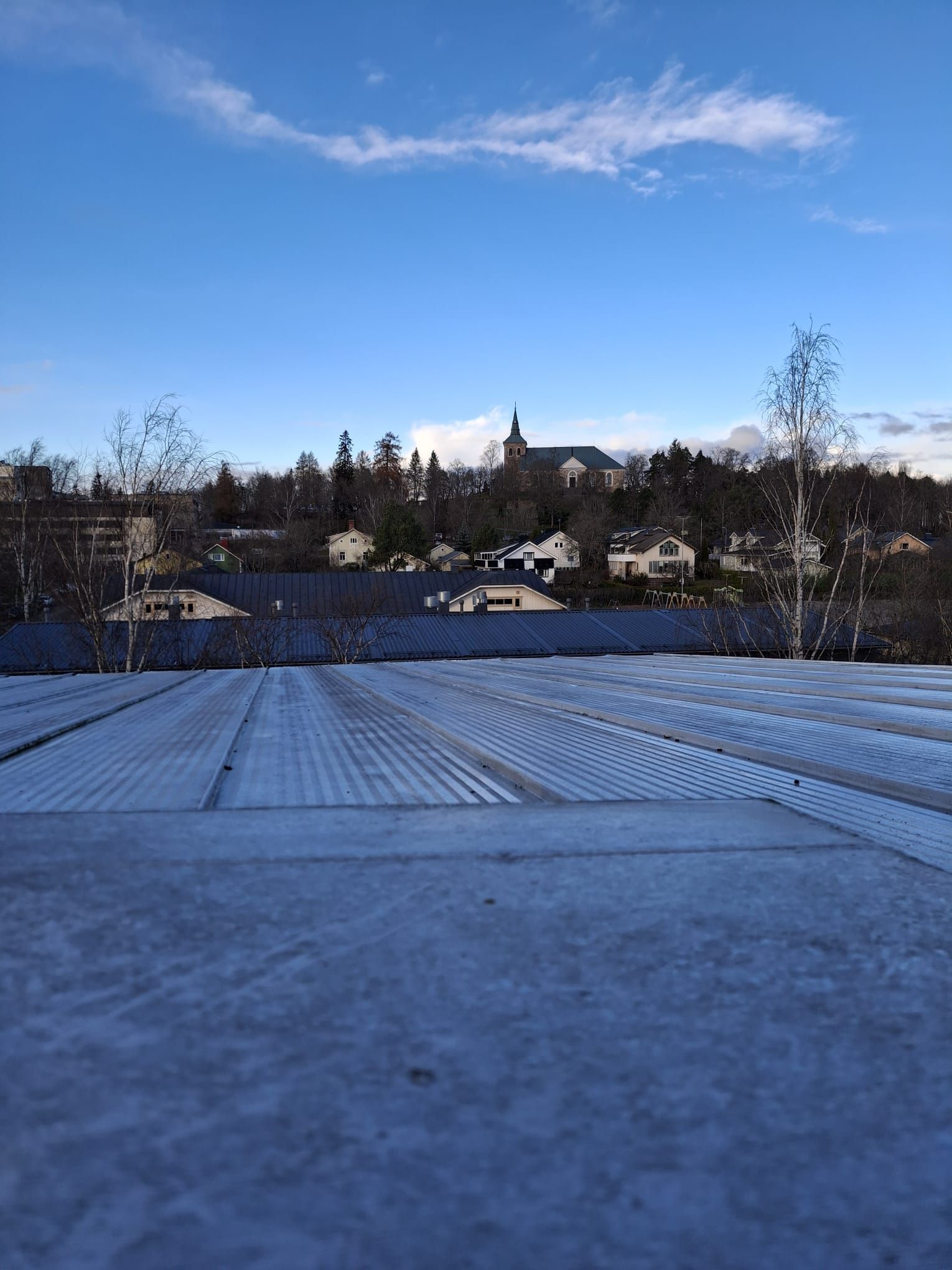 Konesaumakaton viimeistely ja tarkastus – luotettavaa kattopalvelua Halikon kohteessa.