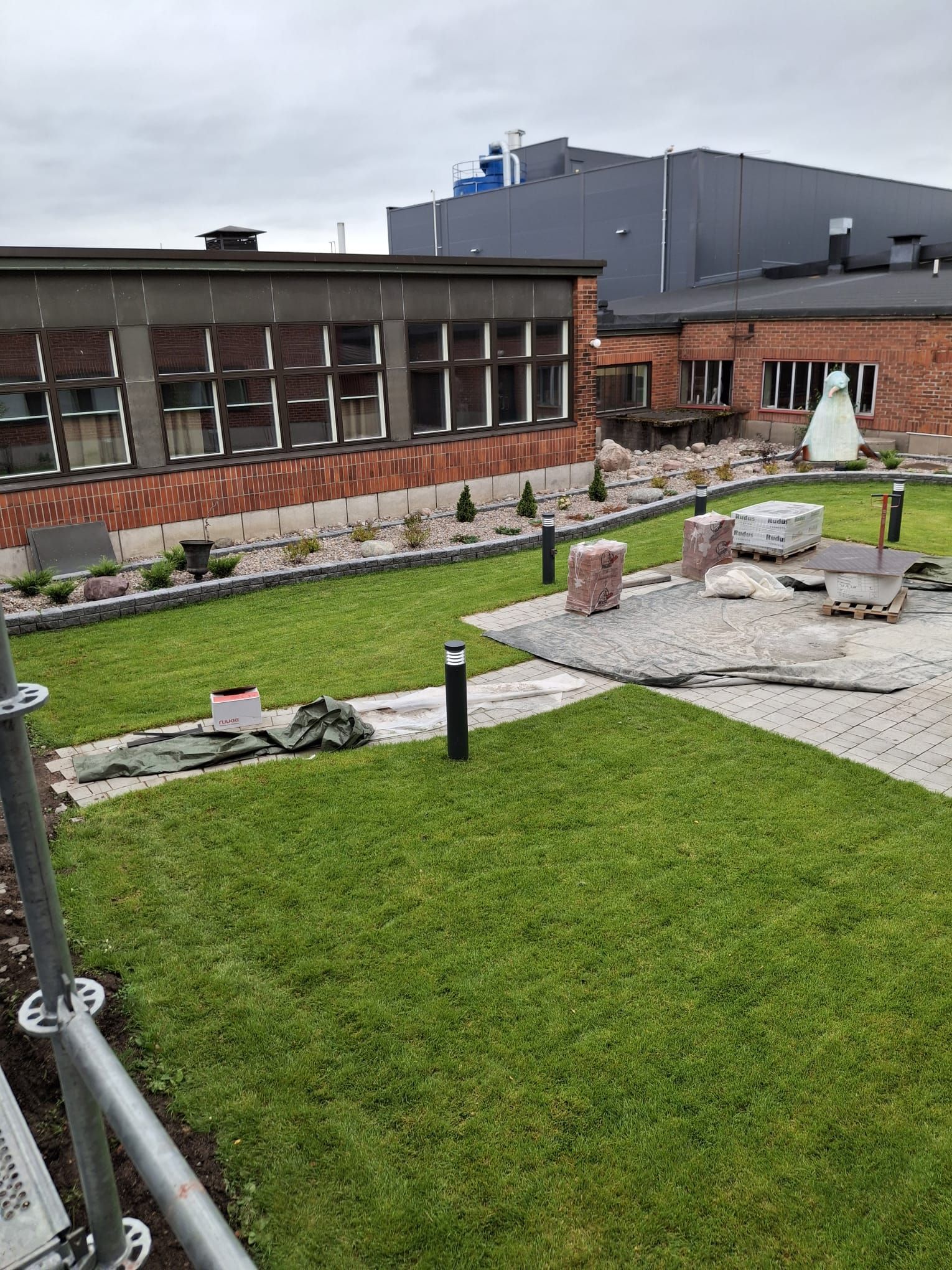 Julkisten rakennusten ja koulujen ilmanvaihtotyöt sekä peltikattoremontit Salossa, Paimiossa ja Somerolla.