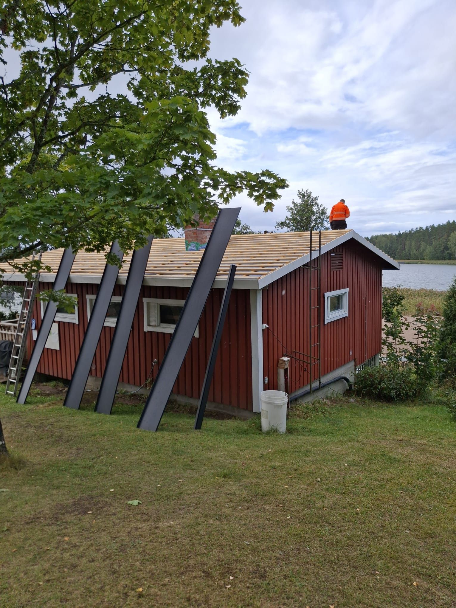 Peltityöt Salo – Konesaumakaton asennus ja kattopellitykset ammattityönä.