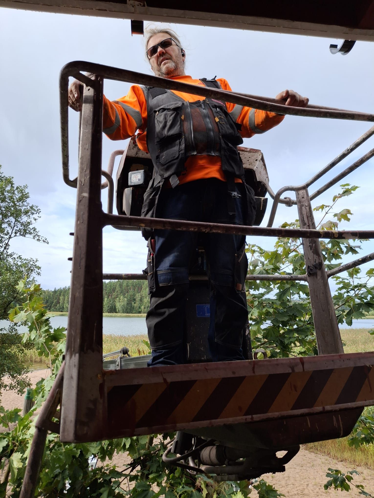 Halikon Rakennuspelti Oy:n ammattilaiset toteuttamassa pelti- ja ilmanvaihtotöitä Salon kohteessa,