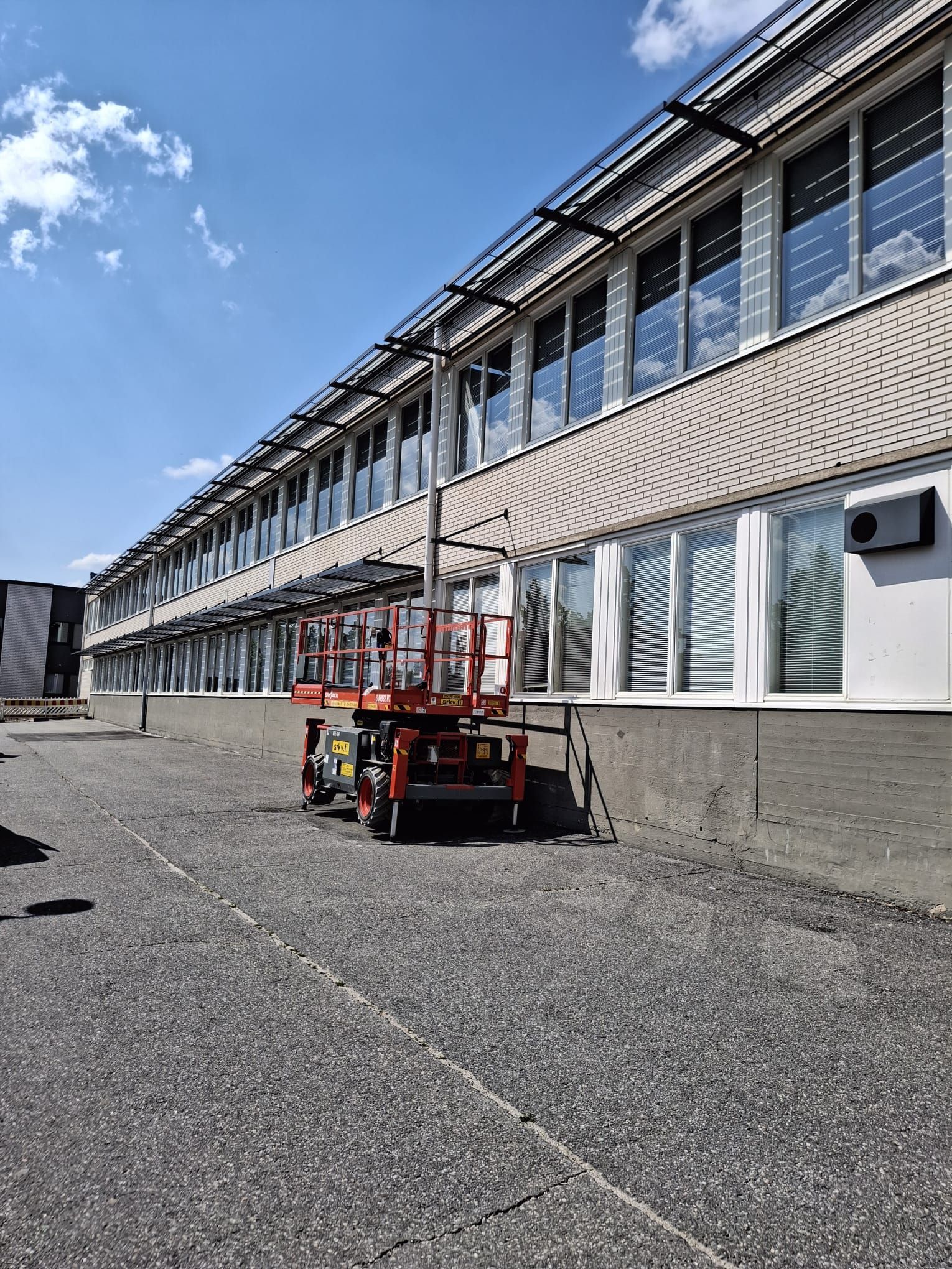 Julkisten rakennusten ja koulujen ilmanvaihtotyöt sekä peltikattoremontit Salossa, Paimiossa ja Somerolla.