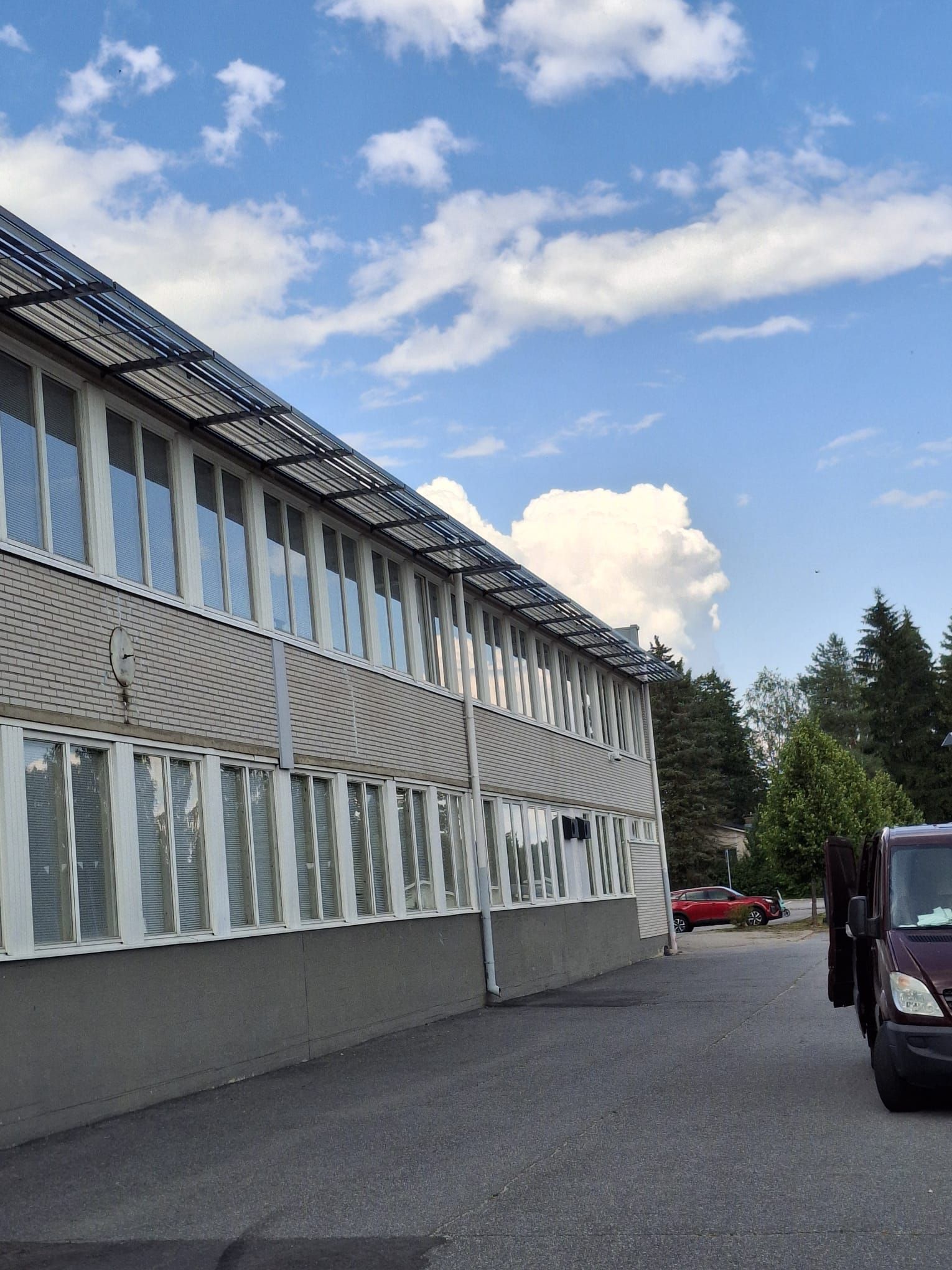 Julkisten rakennusten ja koulujen ilmanvaihtotyöt sekä peltikattoremontit Salossa, Paimiossa ja Perniössä.