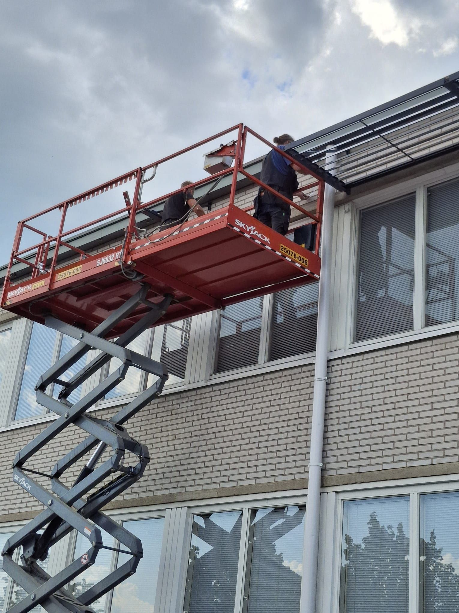 Halikon Rakennuspelti Oy:n ammattilaiset toteuttamassa pelti- ja ilmanvaihtotöitä.