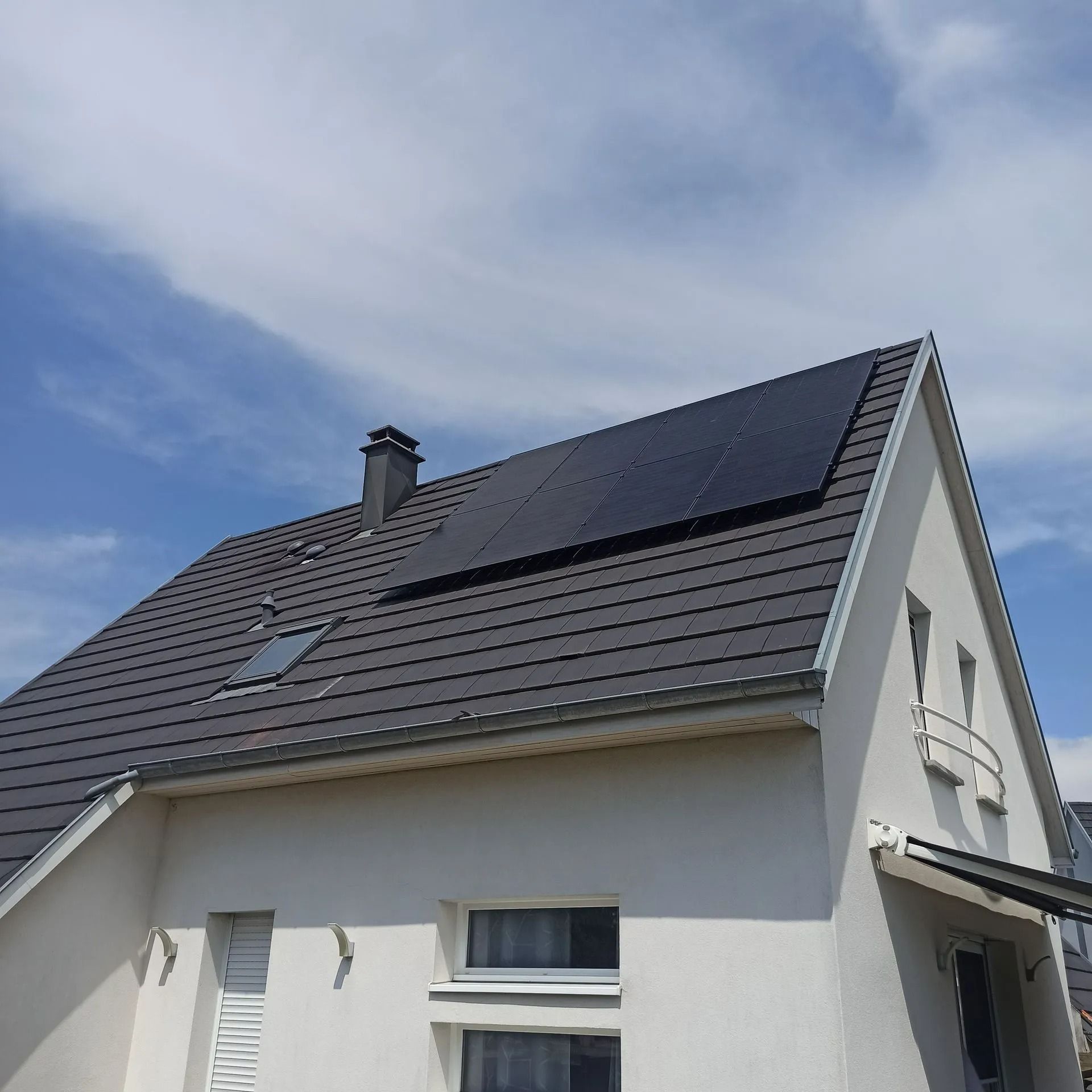 Panneaux photovoltaïques sur le toit d'une maison.