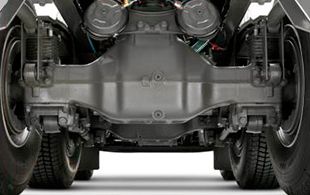 Un primer plano de la parte inferior de un camión sobre un fondo blanco.