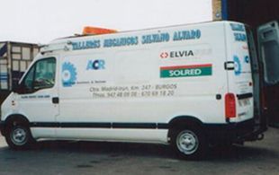 Una camioneta blanca con la palabra sourid en el costado