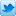 Ein verschwommenes Bild eines blauen Vogels auf weissem Hintergrund.