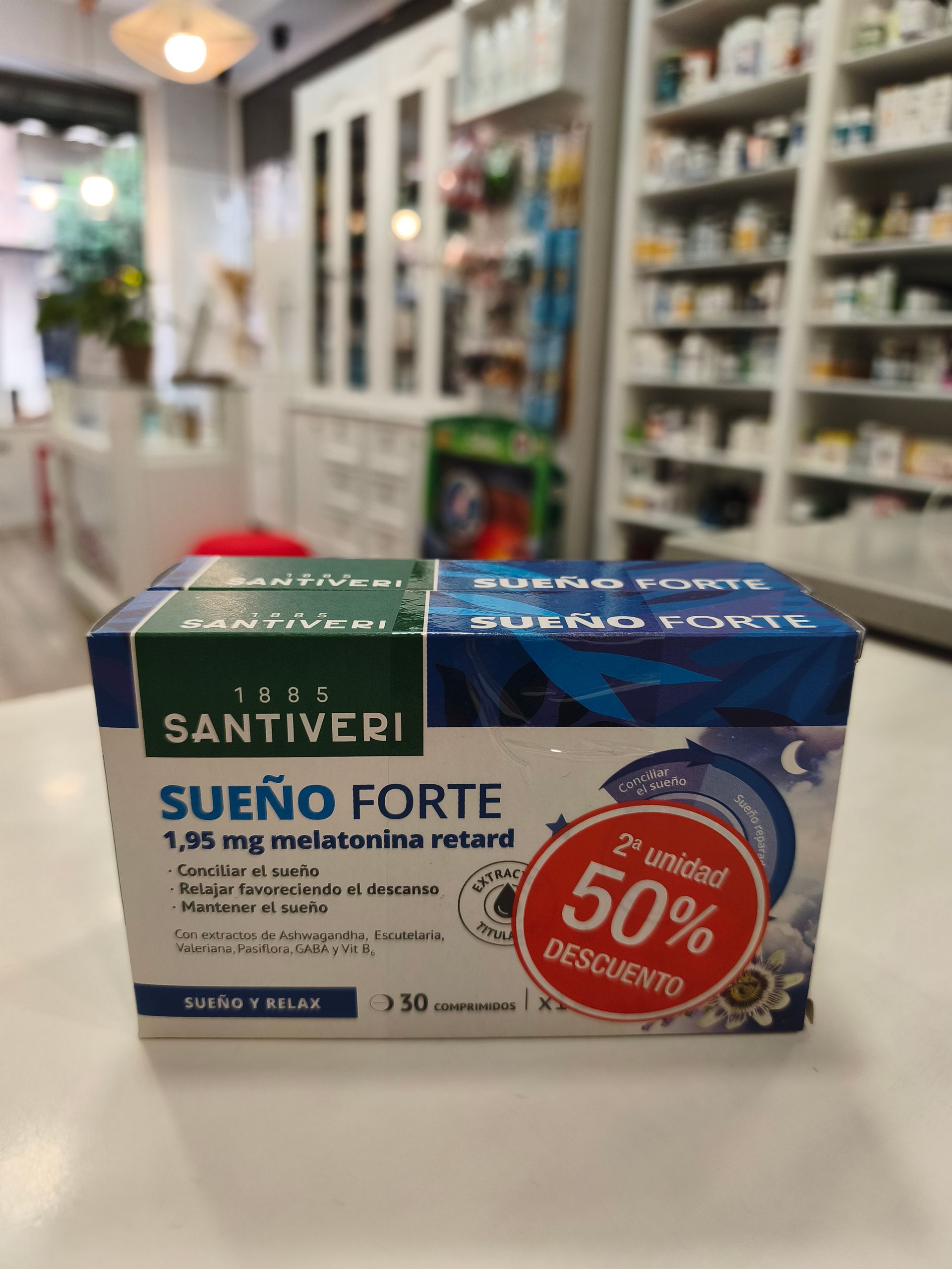 Caja del suplemento para dormir Santiveri Sueno Forte en el estante de una tienda, con una pegatina roja del 50%.