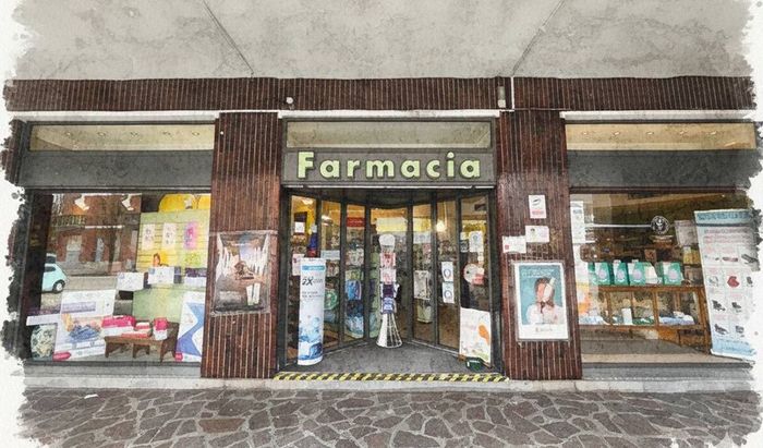 Mani che tengono un oggetto rosso a forma di cuore.