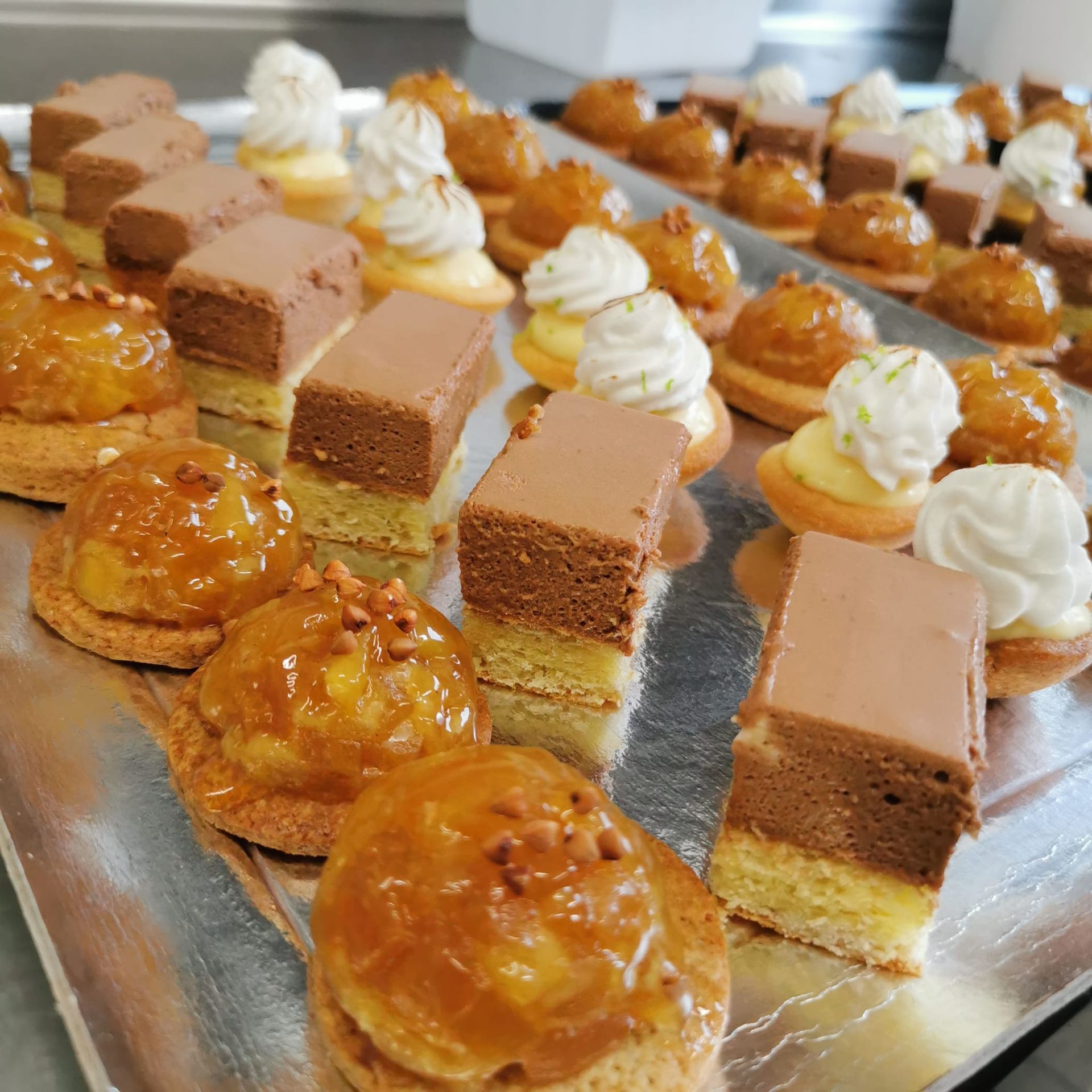 Un plateau de pâtisseries 