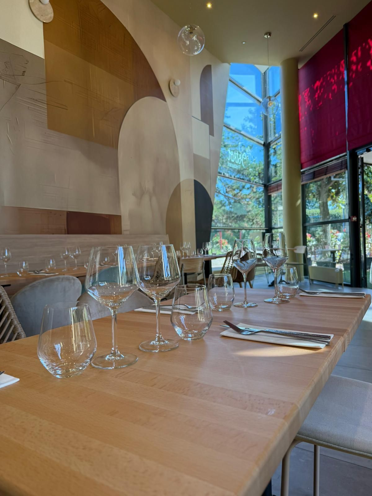 Tables dans la salle du Biostrot