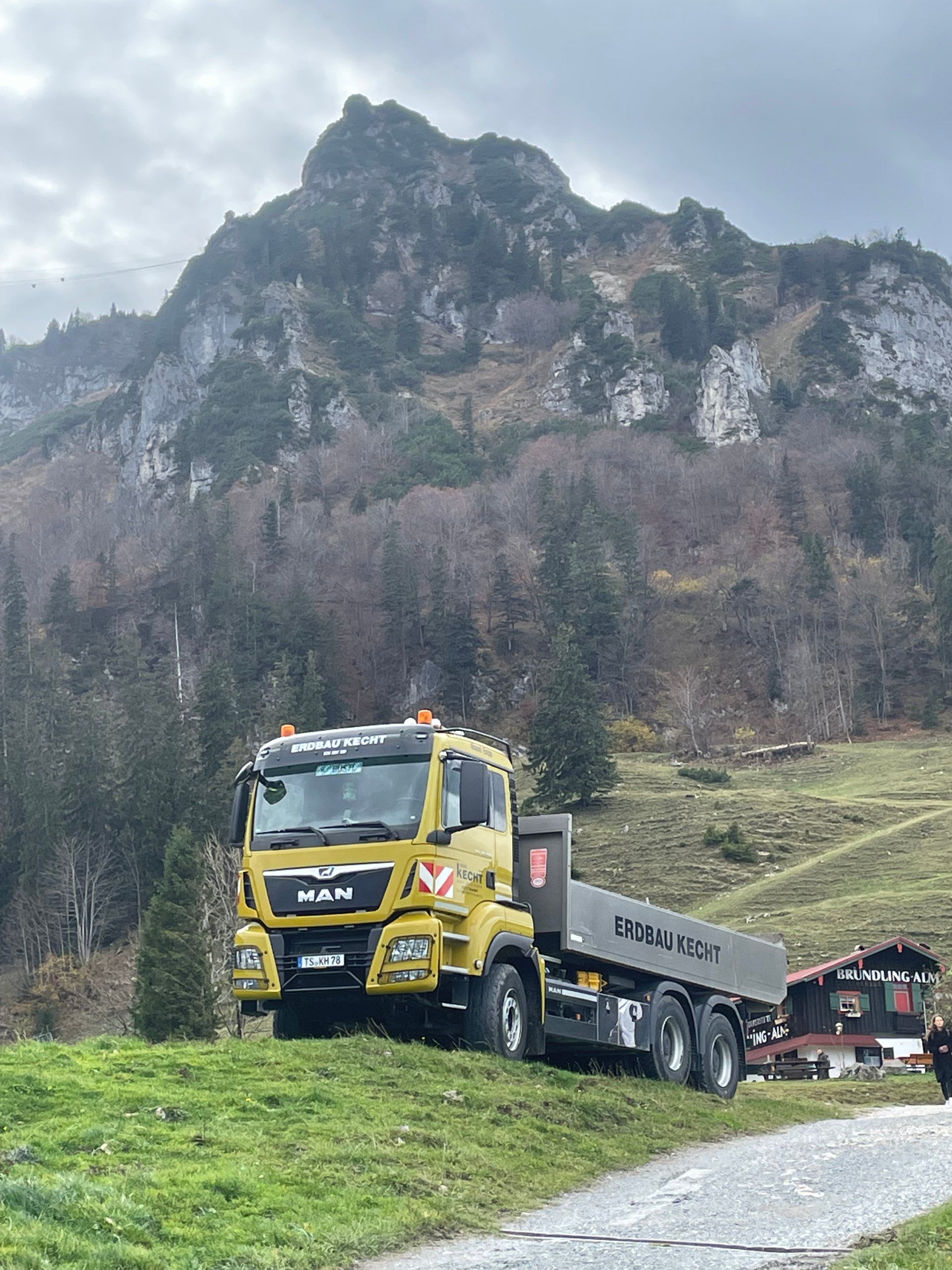 LKW fährt Böschung hinauf