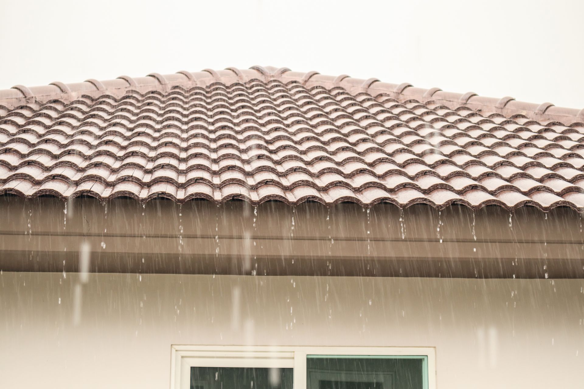 Pluie sur un toit hydrofugé
