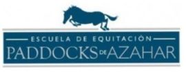 Logotipo de una escuela ecuestre. Un caballo azul salta sobre una pancarta azul con texto.