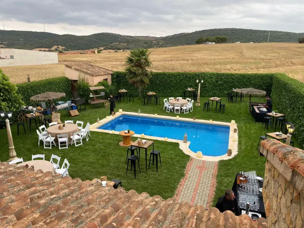 El evento se organizó alrededor de una piscina sobre césped. Mesas y sillas se colocaron en el espacio exterior.