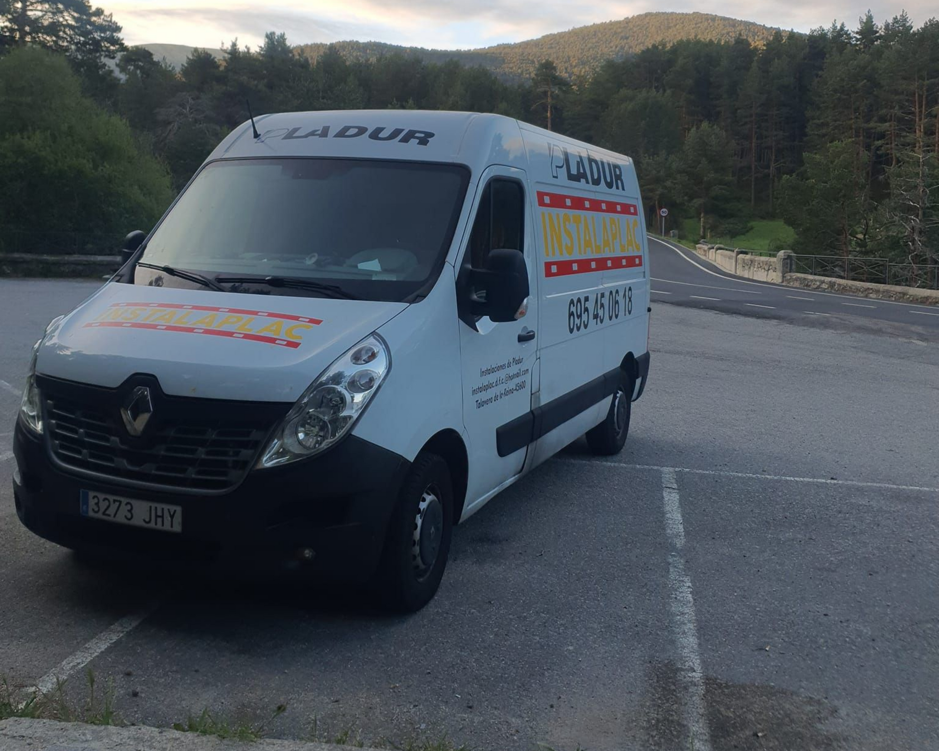 Furgoneta blanca con el logo 