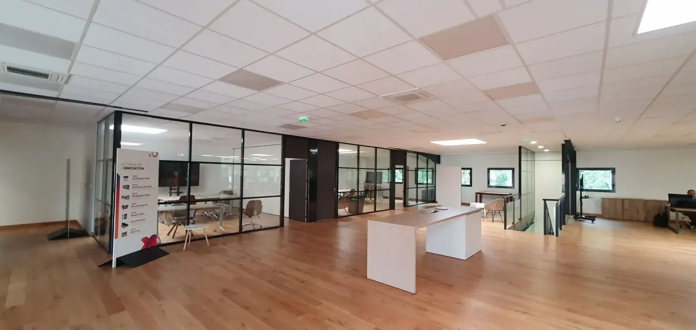 Faux plafonds dans un étage d'une grande entreprise