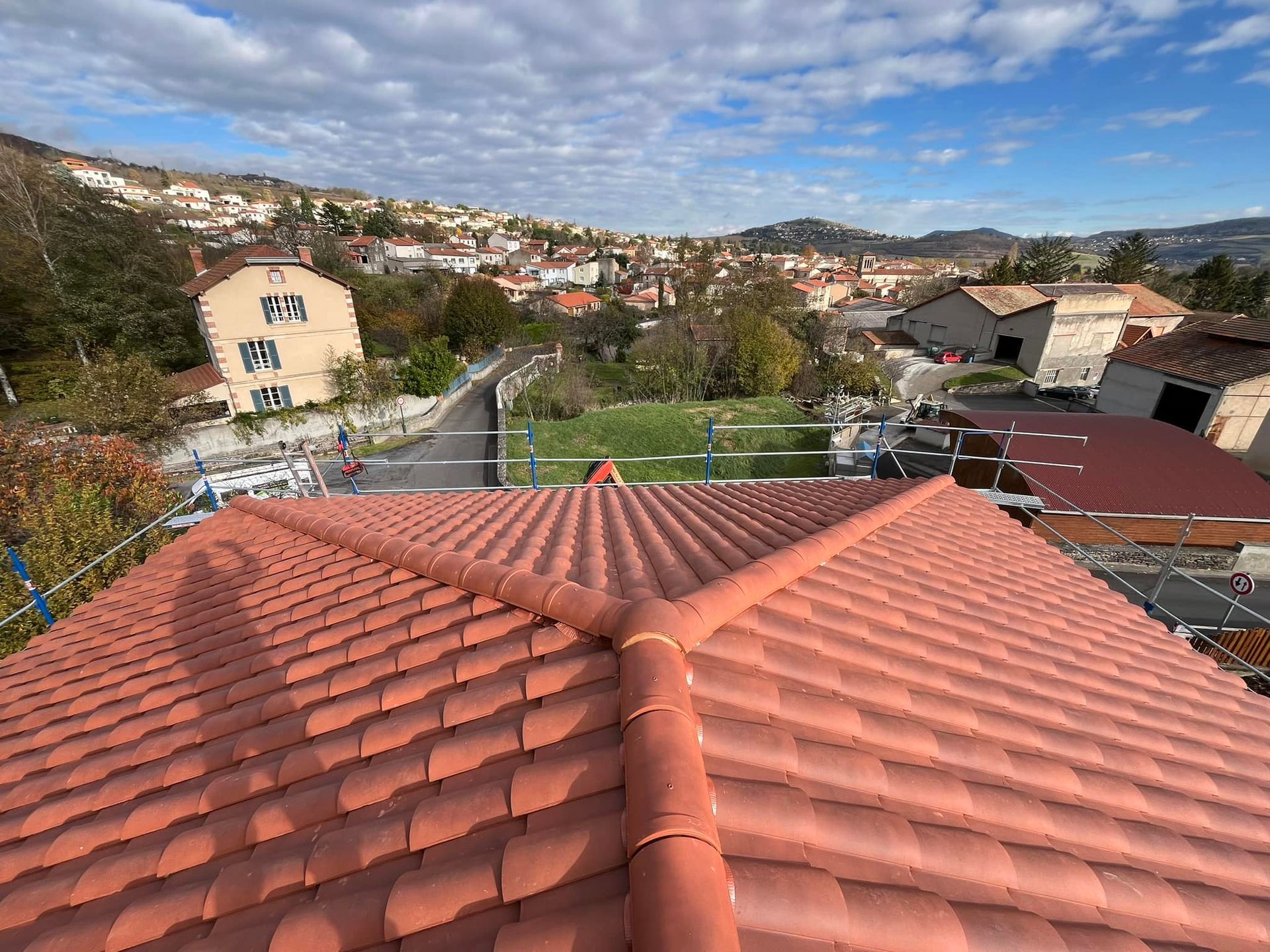 Toit de tuiles rouges.