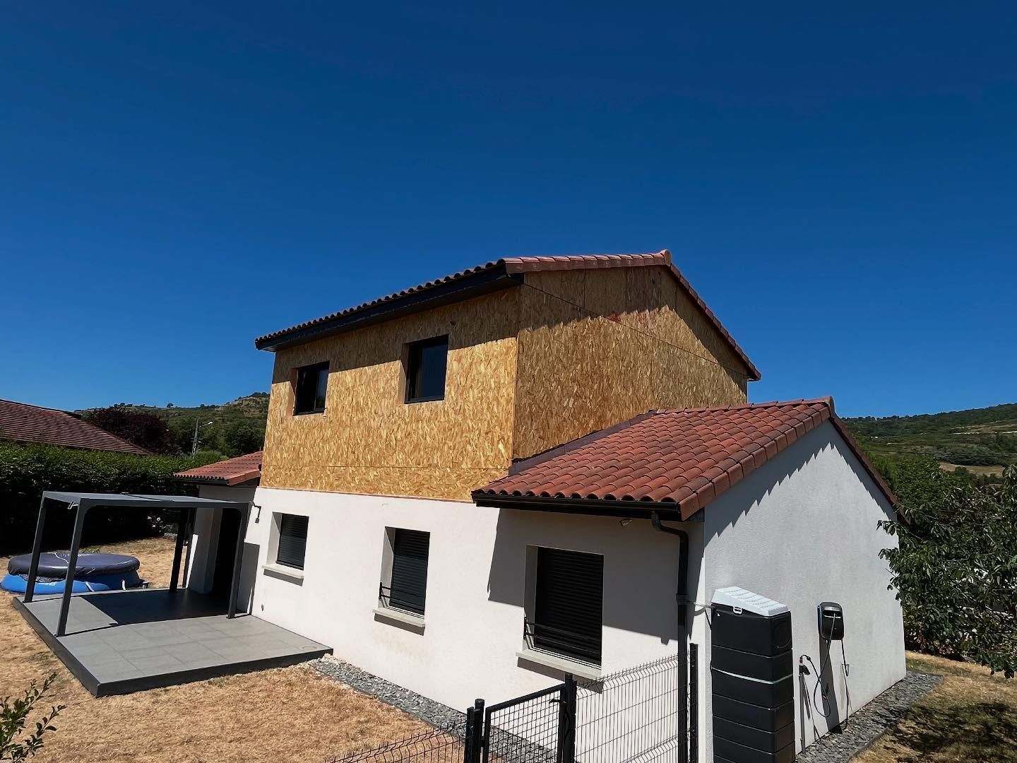 Extension d'une maison avec une ossature en bois.