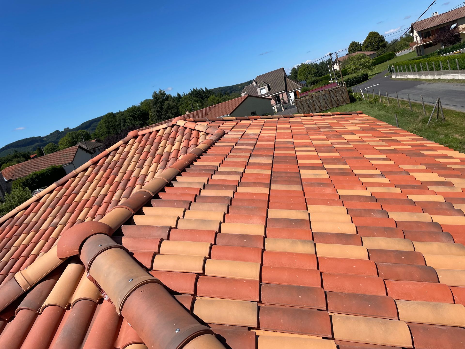 Toits en tuiles rouges dans un village.