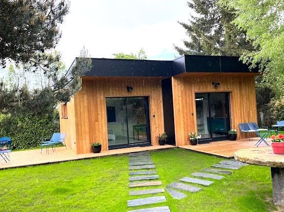 Maison en construction avec une ossature en bois.