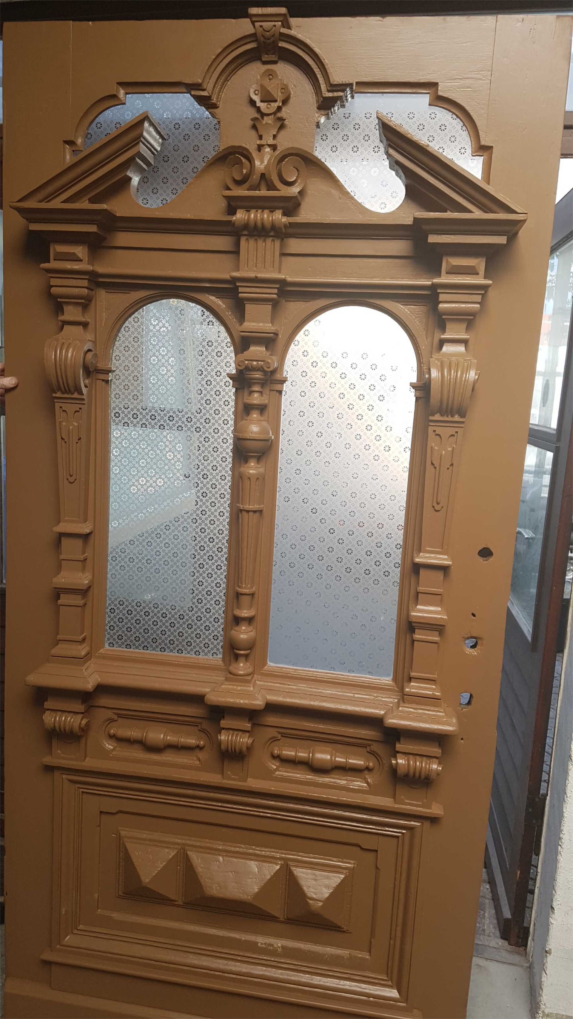 Historische Eingangstür mit Musselinglas