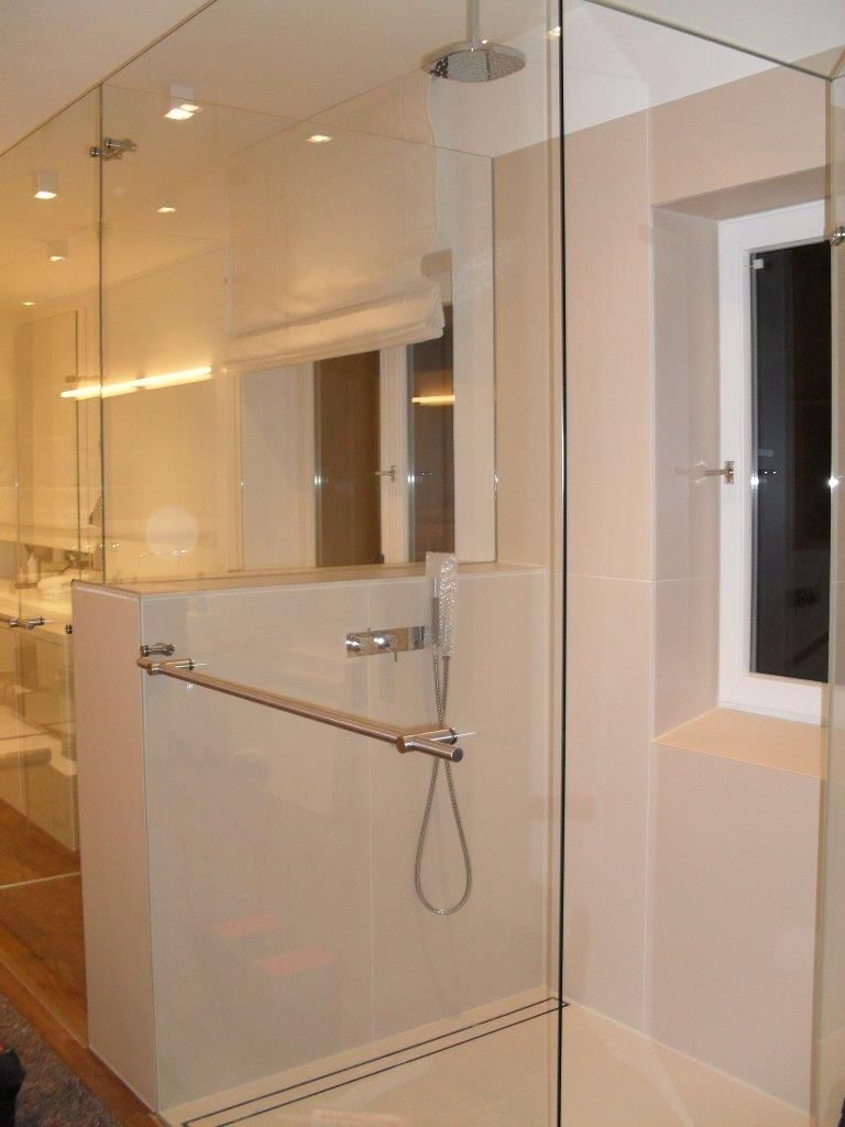 Glastrennwand mit Tür für WC und rückseitiger Dusche in einer Villa in Potsdam