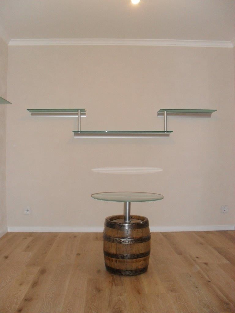 Glasregal und Tisch als Gestaltungsvariante