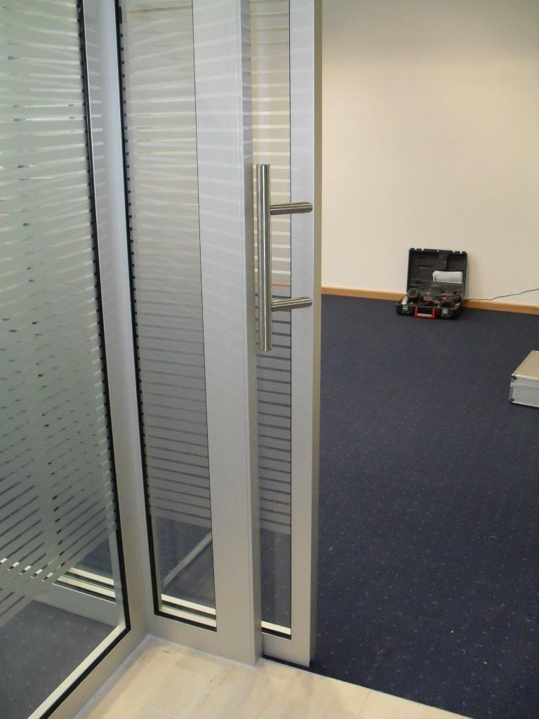 Glastrennwand mit Metallrahmen in Potsdamer Sparkasse, Verbundsicherheitsglas (VSG) mit Sichtschutztreifen