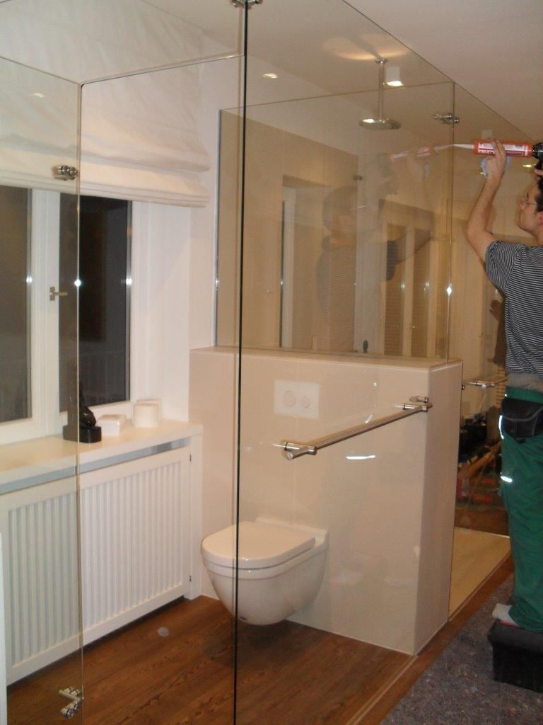 Glastrennwand mit Tür für WC und rückseitiger Dusche in einer Villa in Potsdam