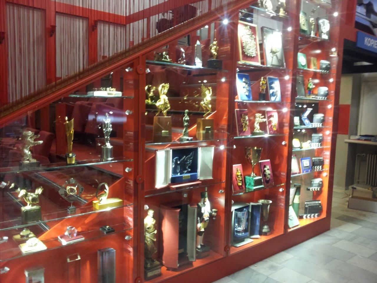 Glasvitrine für die Ausstellung Traumfabrik - 100 Jahre Film in Babelsberg im Filmmuseum Potsdam