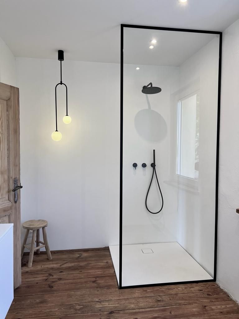 Feste Duschabtrennung mit schwarzem Rahmen