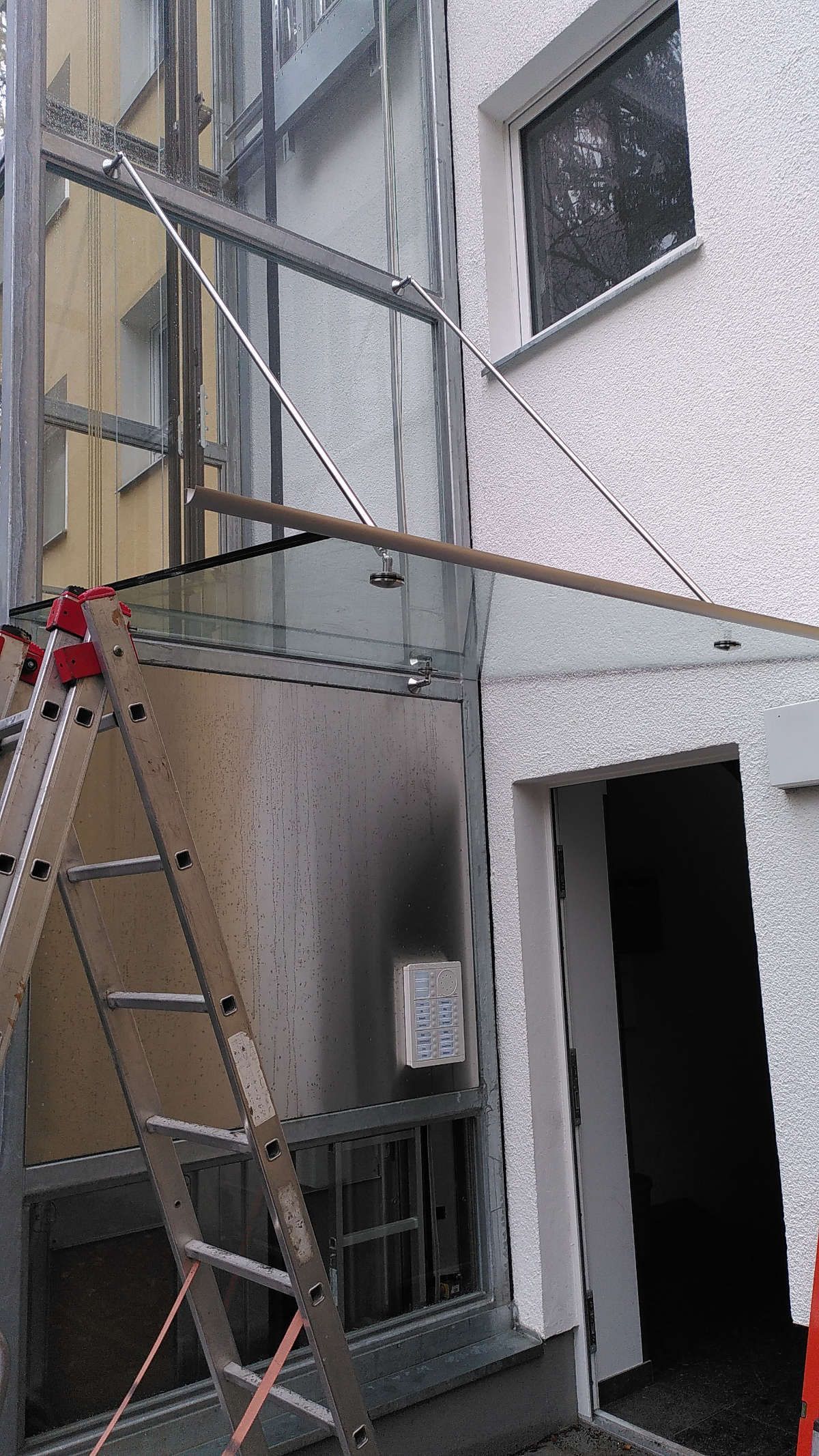 Glasdach der FA. Pauli an einem Fahrstuhlschacht