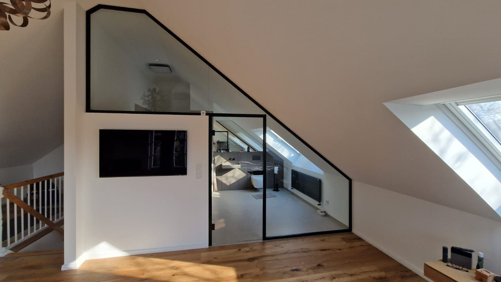 Glastrennwand mit Türzarge. Dadurch hat die Konstruktion einen besseren Schallschutz