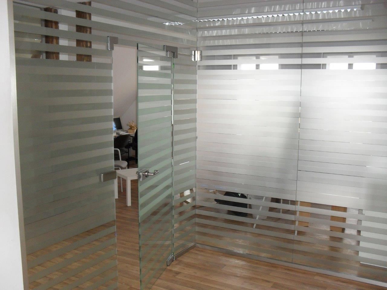 Raumteiler aus Glas mit Tür in Streifenoptik, teilweise beidseitig gesandstrahlt als Sichtschutz im Seminarraum in Nuthetal, Potsdam Mittelmark