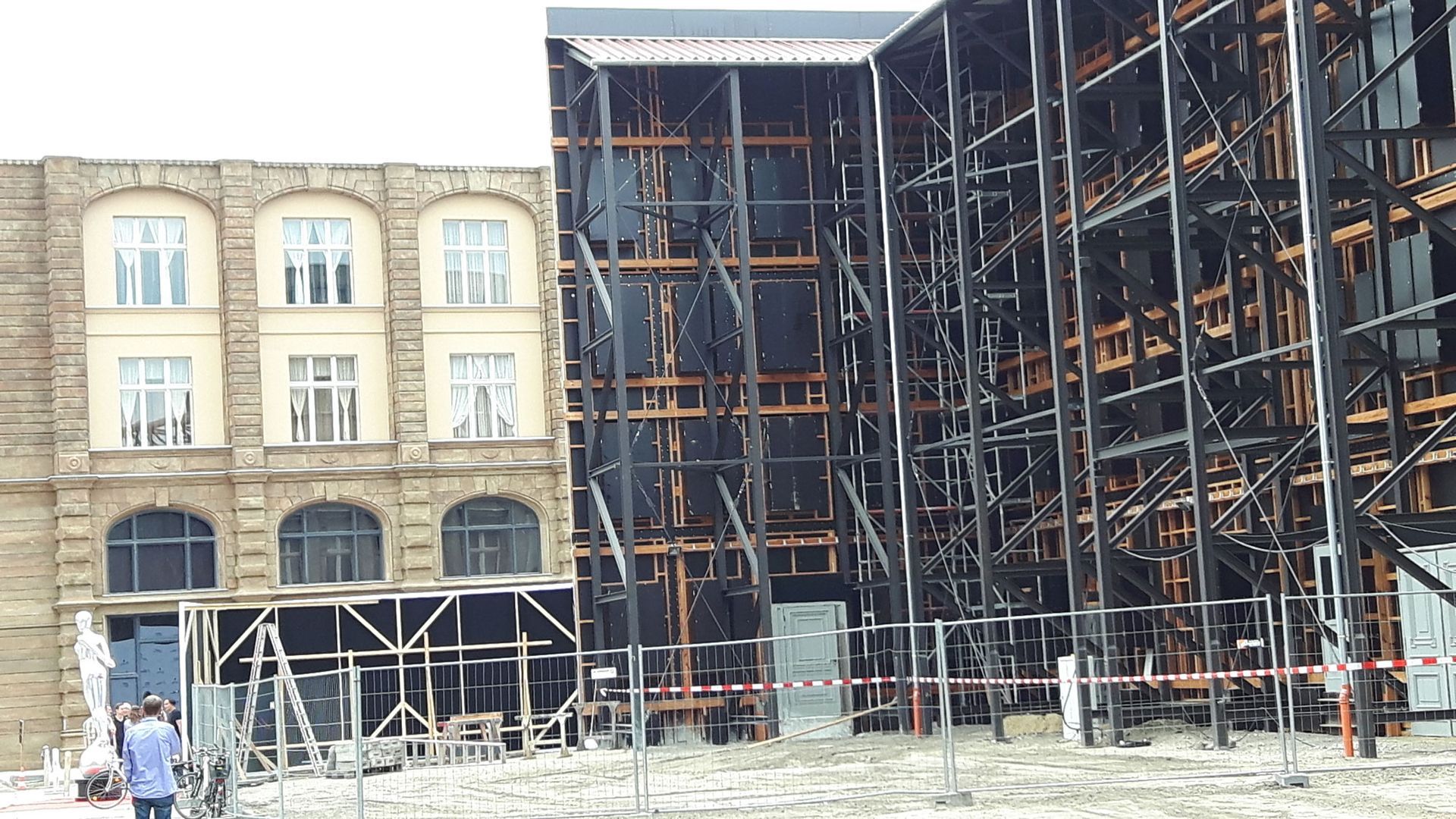 Verglasungen der Fassaden für die Filmstudios in Potsdam Babelsberg. Rechts sieht man die Straßenfassade von hinten