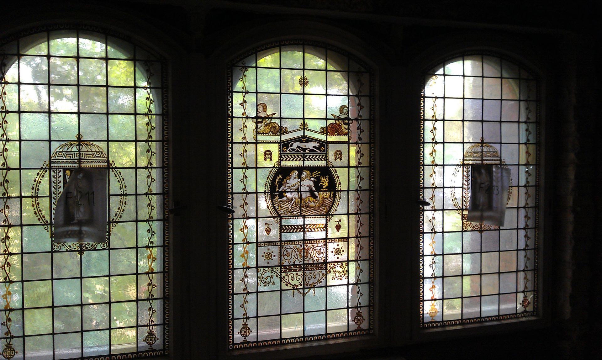 Restaurierung einer historischen Bleiverglasung mit Glasmalerei