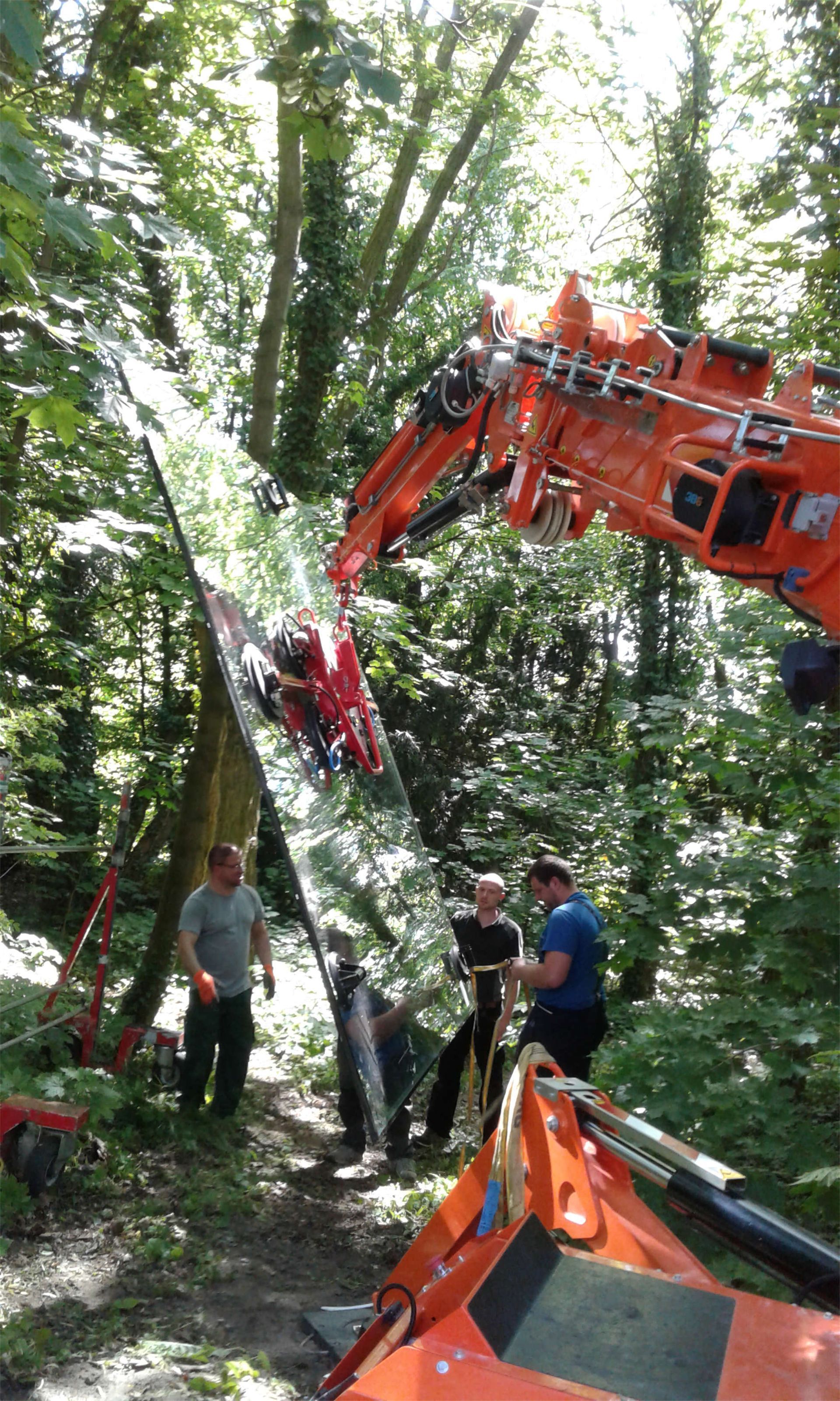 Verglasung großflächiger, schwerer Glasscheiben auch unter schwersten Bedingungen mithilfe neuster Technik