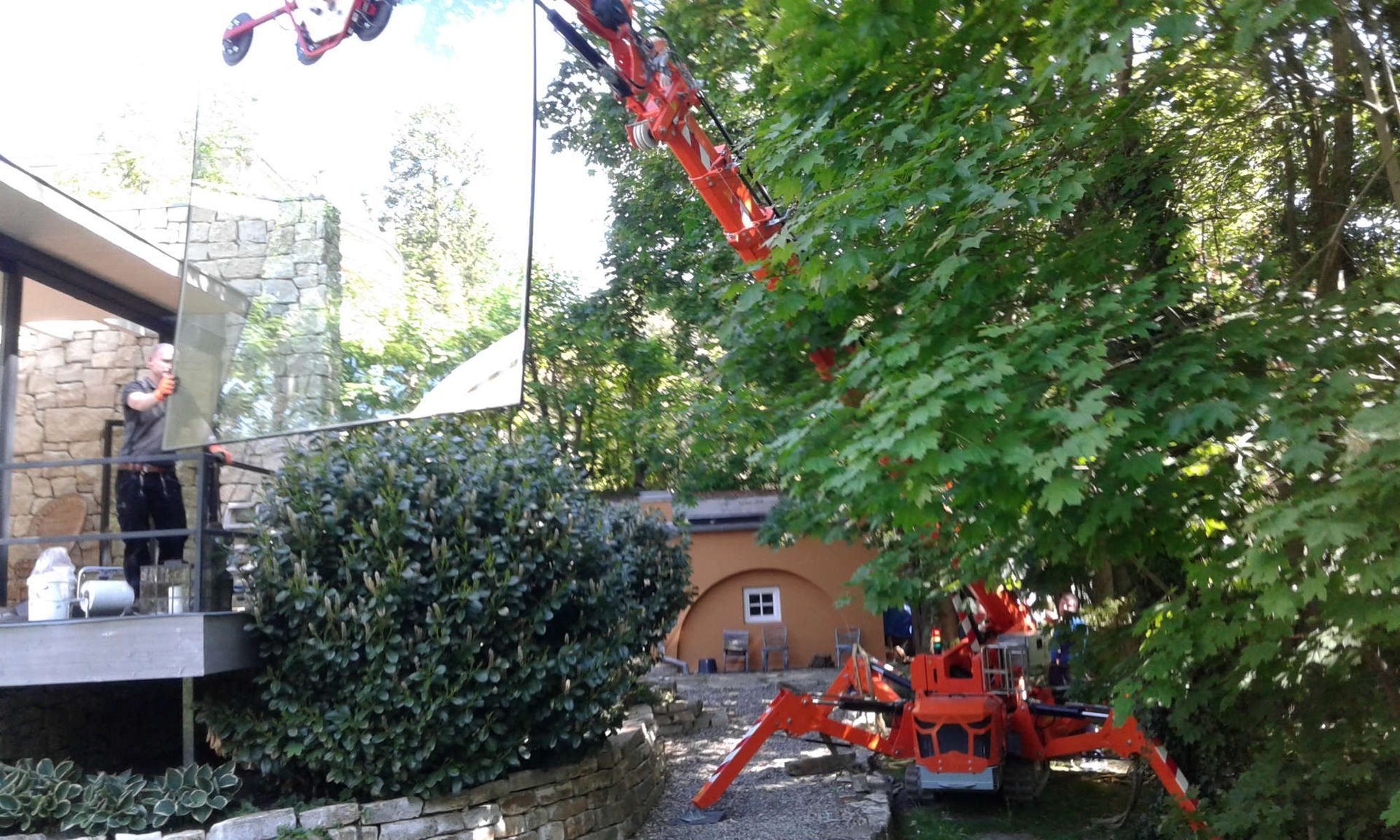 Verglasung großflächiger, schwerer Glasscheiben auch unter schwersten Bedingungen mithilfe neuster Technik