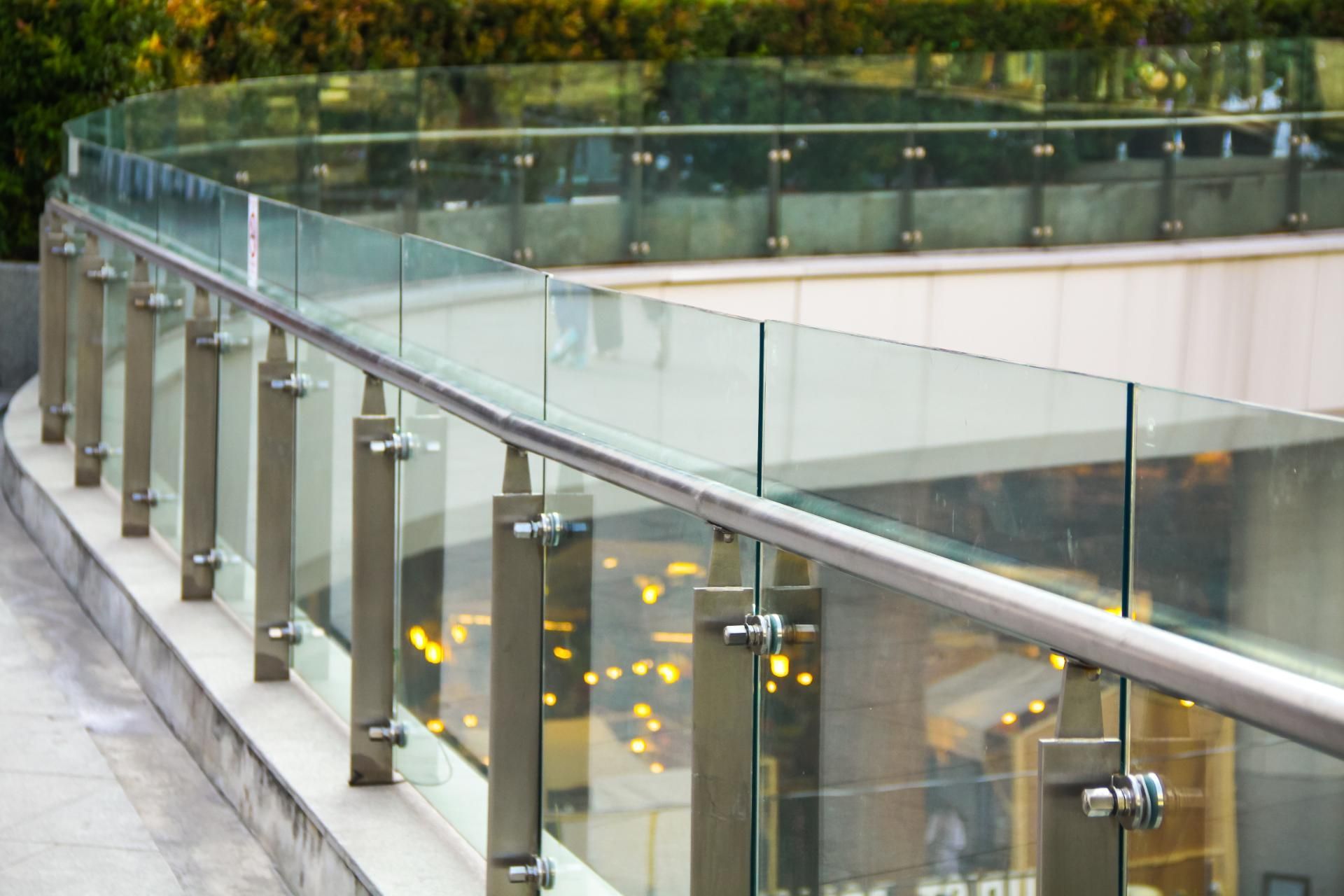 Glasbrüstung für mehr Sicherheit in einem Einkaufszentrum