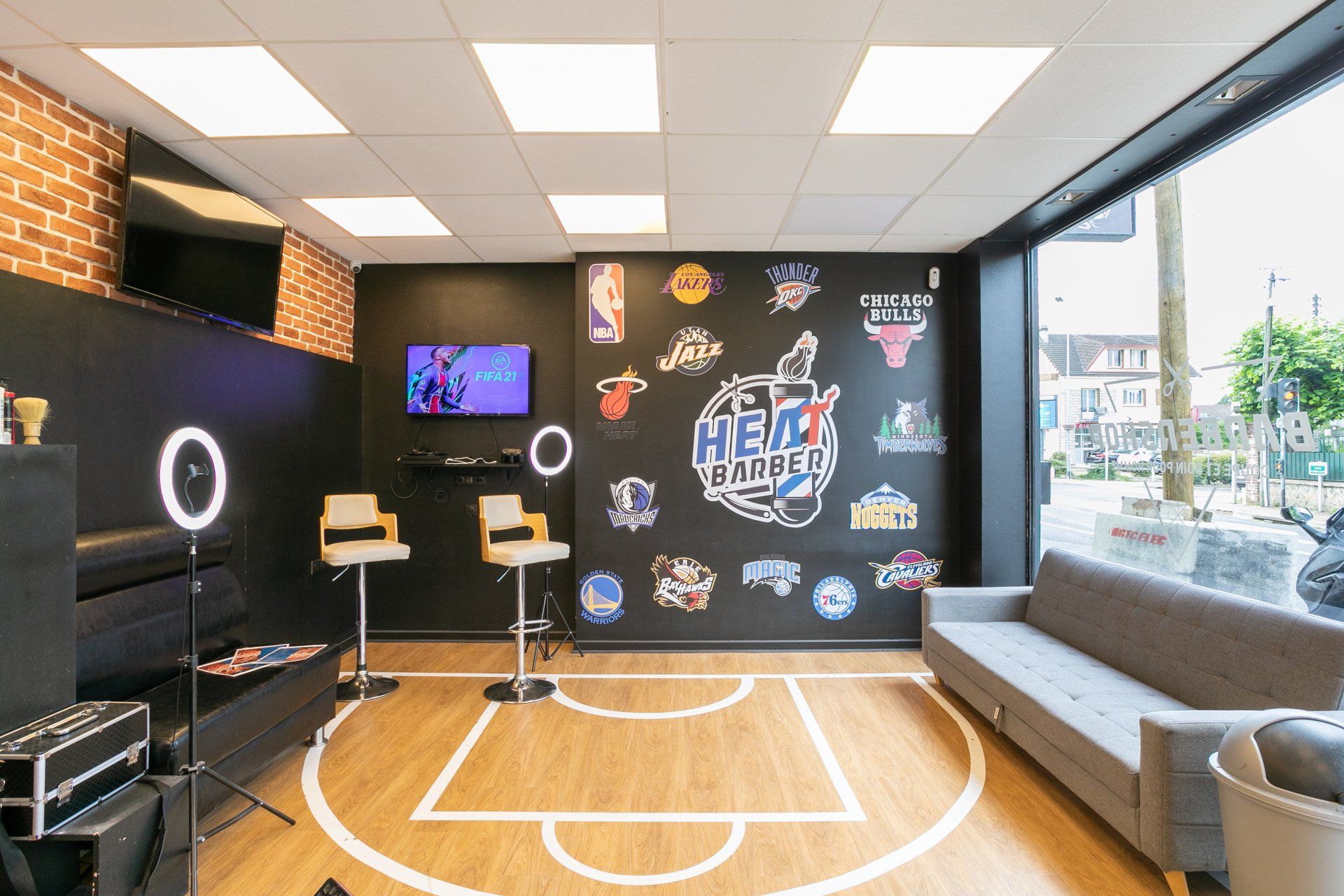 L'intérieur du salon de coiffure