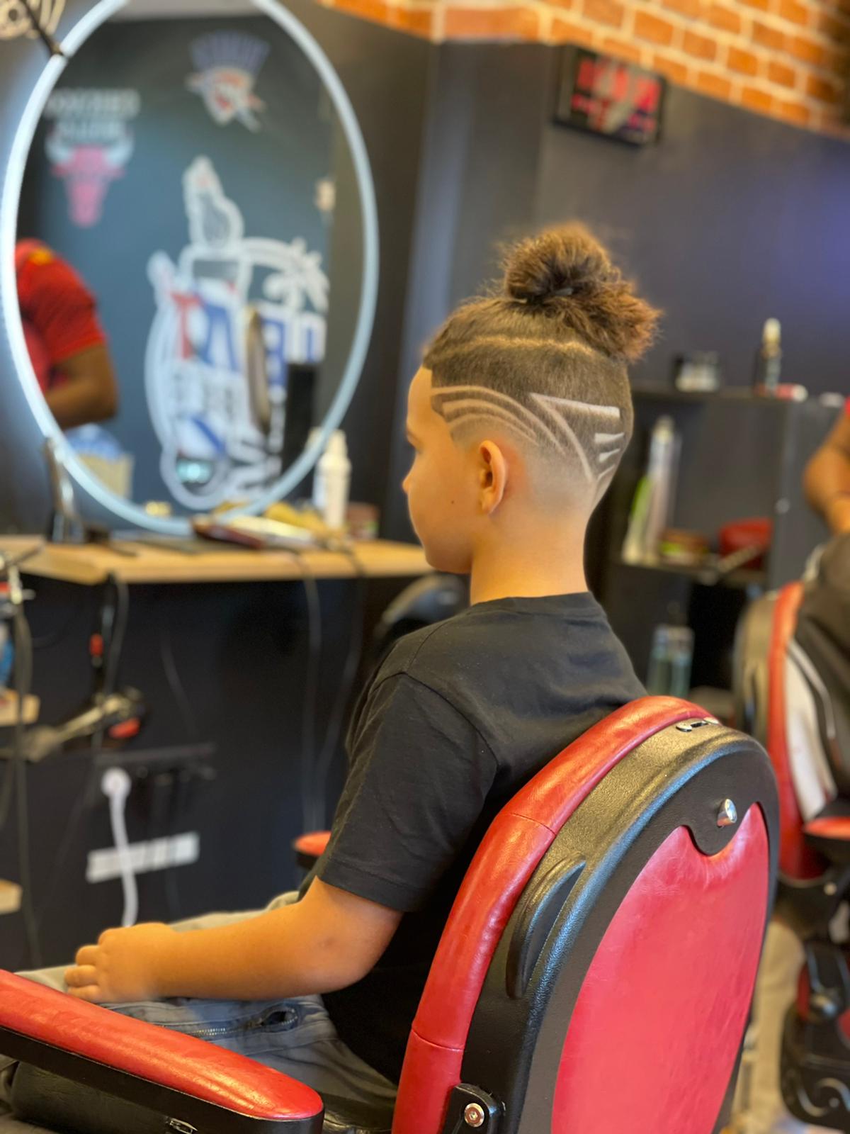 Coupe personnalisée de cheveux pour enfant