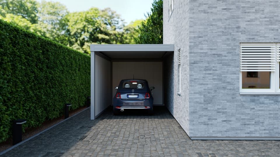 Voiture garée dans une allée étroite à côté d'une maison moderne, avec une haute haie sur la gauche.