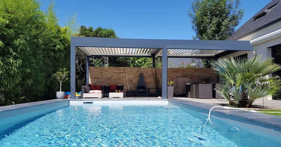 Piscine dans le jardin avec pergola, chaises longues et maison moderne sous un ciel bleu azur.
