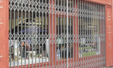Vitrine avec grille de sécurité en métal rouge et vitrines en verre