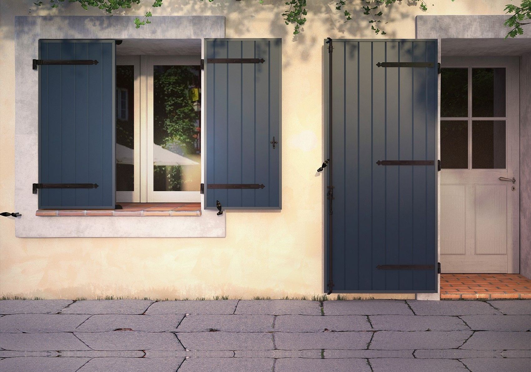 Volets bleus sur une façade de maison beige avec une fenêtre, une porte et un trottoir en pierre
